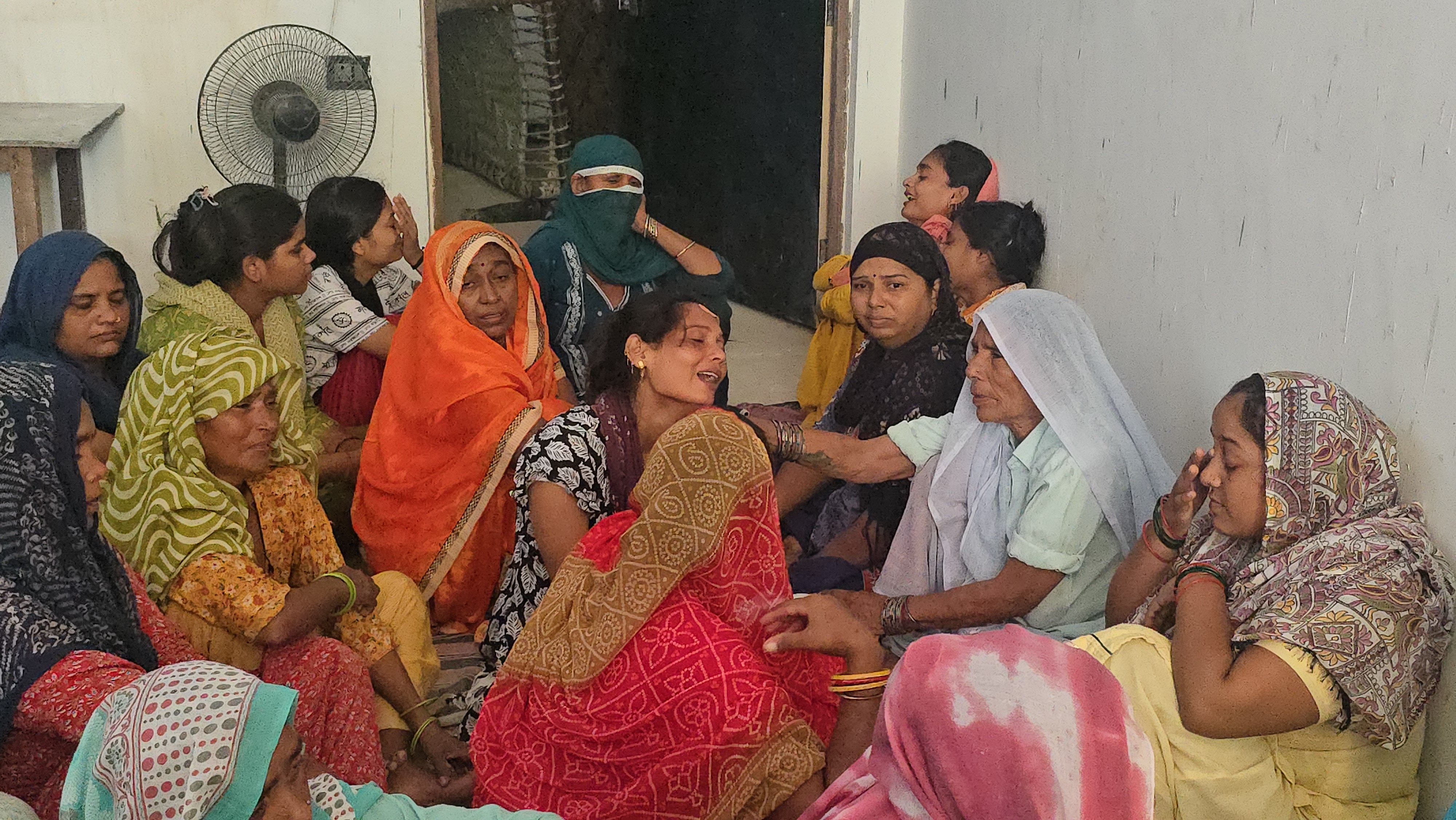 युवक की मौत के बाद घर में विलाप करते परिजन. युवक की मौत के बाद घर में विलाप करते परिजन.