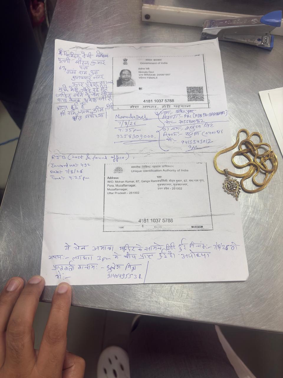 ayodhya ram mandir sewadar returns 20 lakh diamond gold chain muzaffarnagar woman.