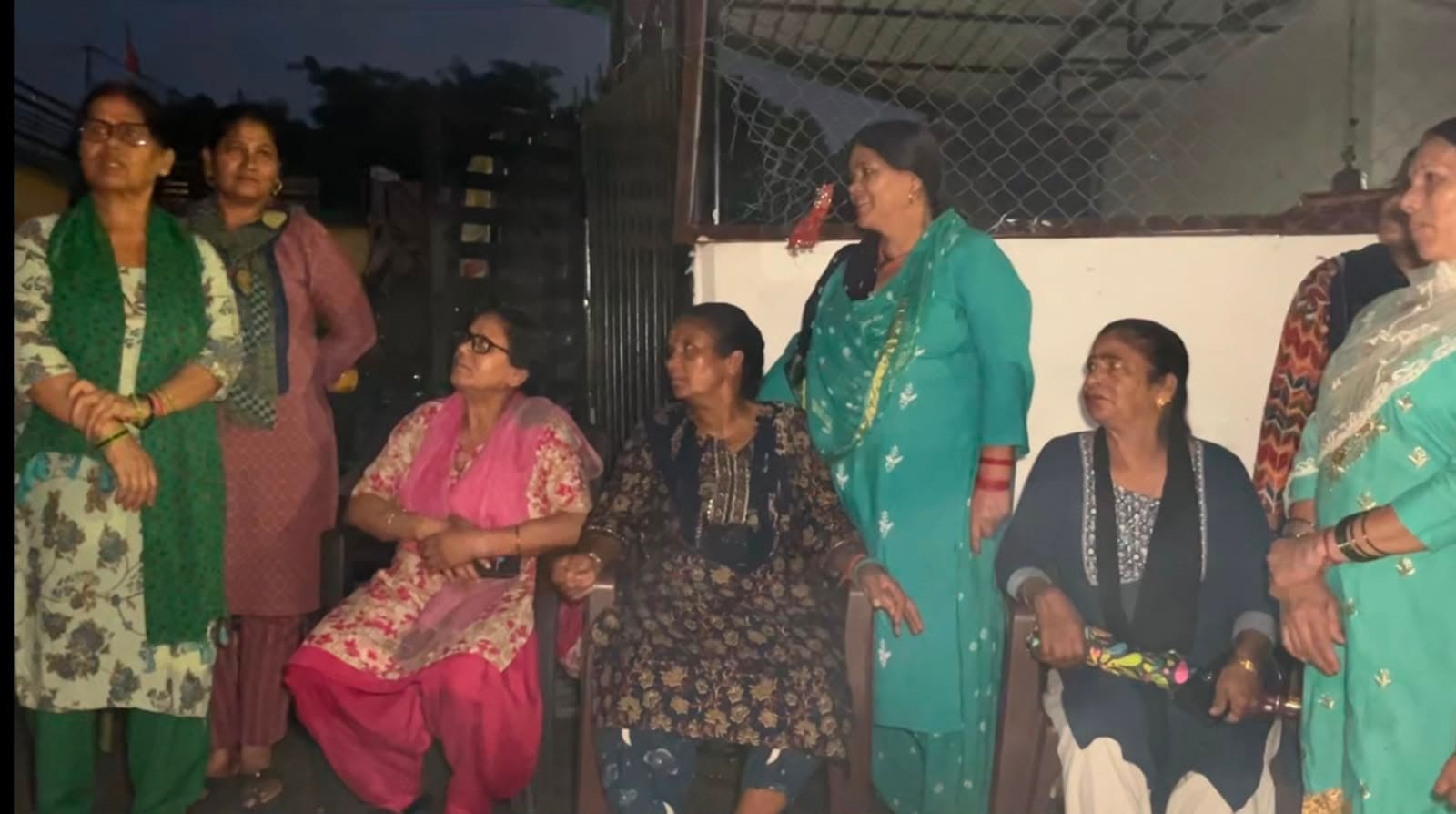 रात को पहरा देते हुए महिलायें