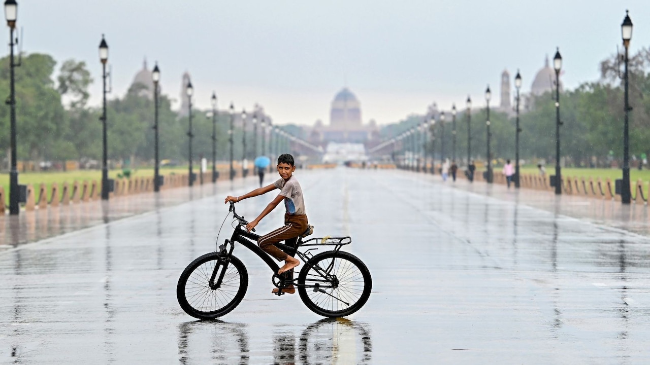 बारिश से दिल्ली बेहाल! धौला कुआं से ITO तक जाम, जगह-जगह जलभराव; पेड़ गिरने के 32 शिकायतें