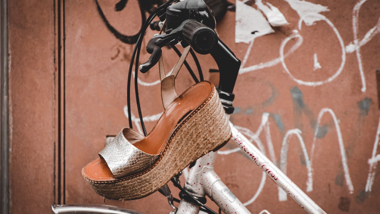 Wedge heels with loose strap can Wedge heels with loose strap can