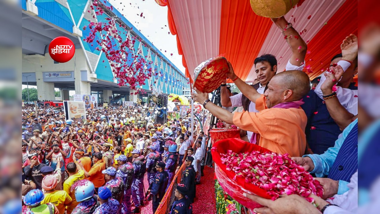 मेरठ में सीएम योगी ने कांवड़ियों पर बरसाए पुष्प, बोले-यात्रियों की सुरक्षा और सम्मान सरकार की प्राथमिकता