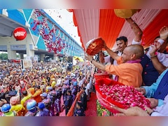 मेरठ में सीएम योगी ने कांवड़ियों पर बरसाए पुष्प, बोले-यात्रियों की सुरक्षा और सम्मान सरकार की प्राथमिकता