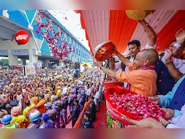 मेरठ में सीएम योगी ने कांवड़ियों पर बरसाए पुष्प, बोले-यात्रियों की सुरक्षा और सम्मान सरकार की प्राथमिकता