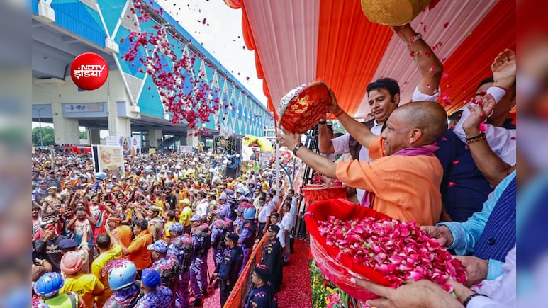 मेरठ में सीएम योगी ने कांवड़ियों पर बरसाए पुष्प, बोले-यात्रियों की सुरक्षा और सम्मान सरकार की प्राथमिकता