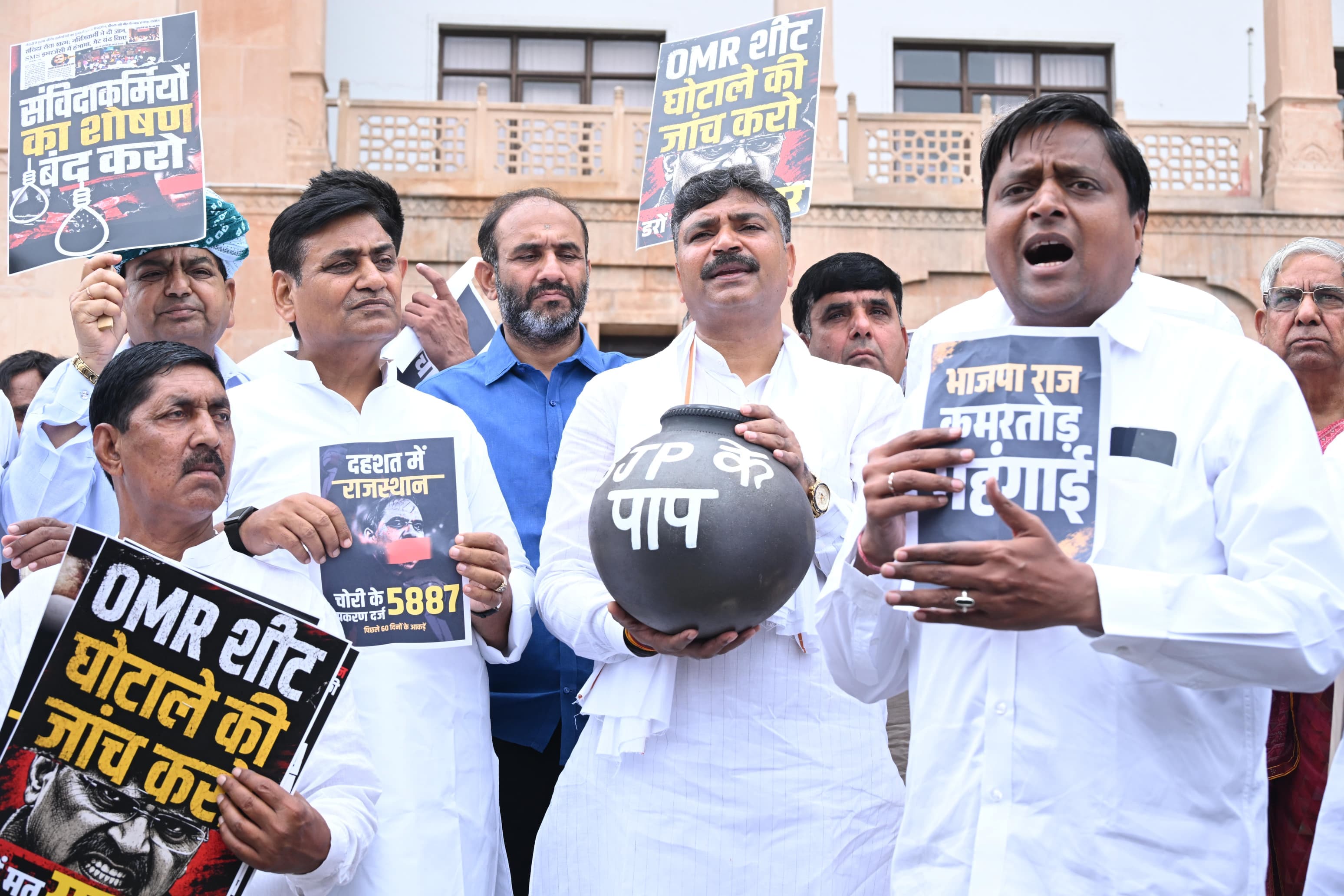 विधानसभा परिसर में प्रदर्शन करते टीकाराम जूली और विपक्ष के विधायक