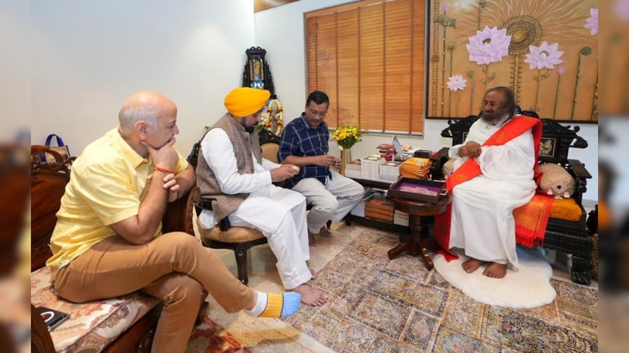 केजरीवाल और सिसोदिया के साथ 'आर्ट ऑफ लिविंग' आश्रम पहुंचे भगवंत मान, श्री श्री से मुलाकात को बताया सुकून भरा
