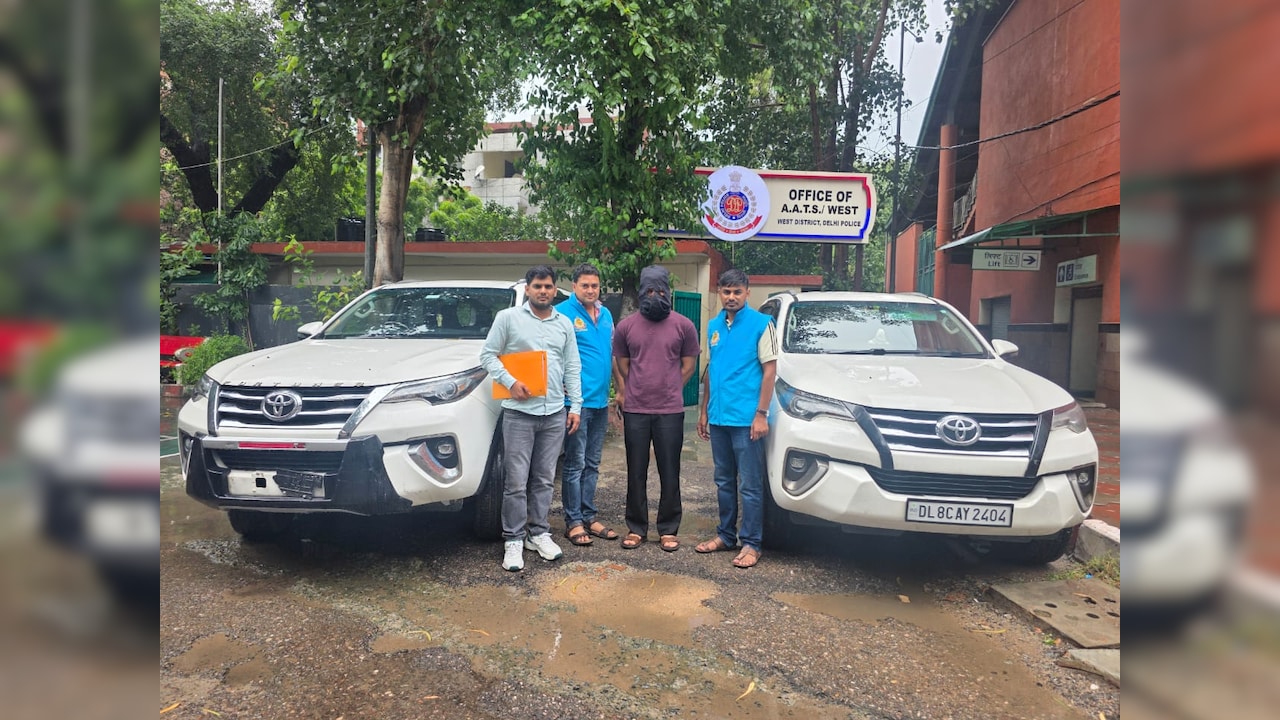 दिल्ली में एक ही नंबर की दो Fortuner, चेसिस नंबर भी सेम, दोनों निकली चोरी की