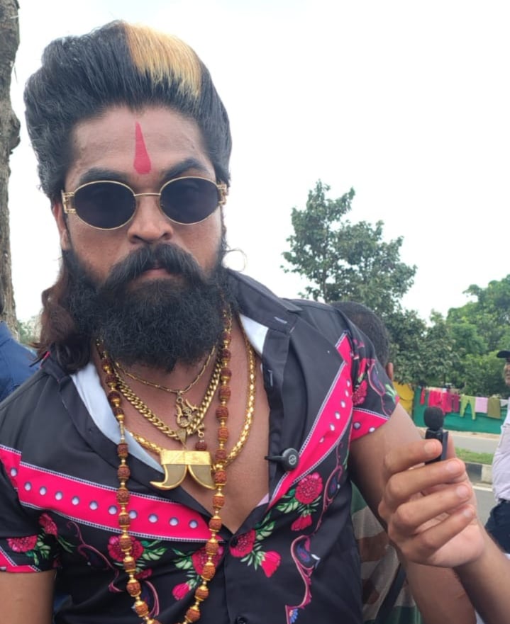 आंदोलन कर रहे छात्रों का समर्थन देने के लिए एक शख्स पुष्पा के लिबास में रांची आया है. 