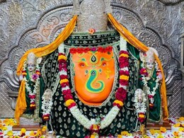 रक्षाबंधन पर खजराना गणेश को अर्पित की 40x40 इंच की भव्य राखी, वंदे मातरम् के 150 साल की दिखी झलक