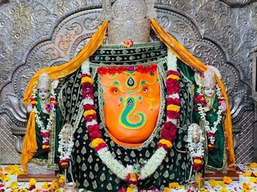 रक्षाबंधन पर खजराना गणेश को अर्पित की 40x40 इंच की भव्य राखी, वंदे मातरम् के 150 साल की दिखी झलक