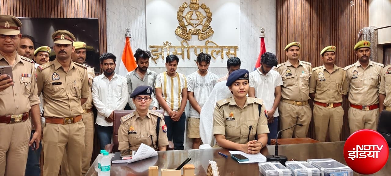 Cyber Fraud Bust Jhansi: झांसी पुलिस गिरफ्तार आरोपियों के साथ