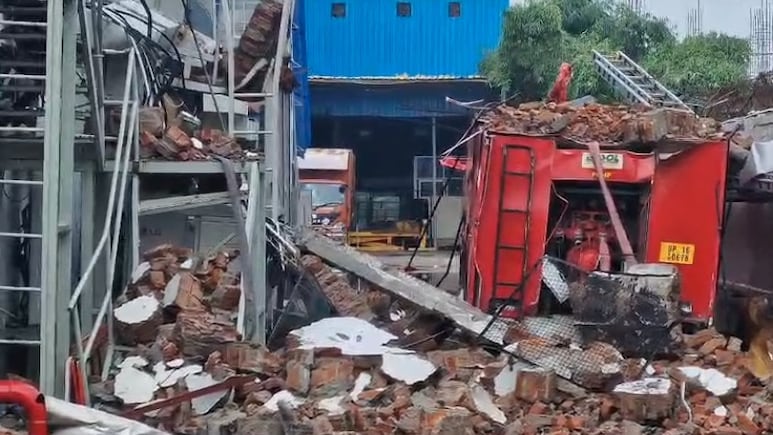 ग्रेटर नोएडा की कंपनी में लगी आग बुझाने के दौरान बड़ा हादसा, दीवार-बीम गिरने से दो दमकल कर्मियों की मौत
