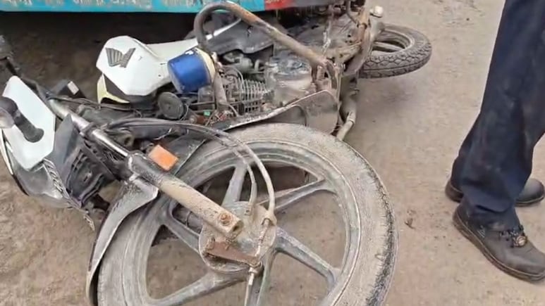 बाइक सवार दो पुल&zwj;िसकर्मि&zwj;यों को रौंदते हुए चला गया तेज रफ्तार ट्रक,  द&zwj;िल दहला देने वाला वीड&zwj;ियो सीसीटीवी में कैद