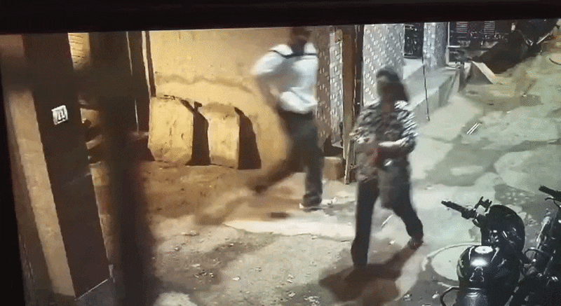 CCTV फुटेज में सफेद शर्ट में तेजी से भागता नजर आ रहा मुस्कान मर्डर केस का आरोपी जिम ट्रेनर इमरान. CCTV फुटेज में सफेद शर्ट में तेजी से भागता नजर आ रहा मुस्कान मर्डर केस का आरोपी जिम ट्रेनर इमरान.