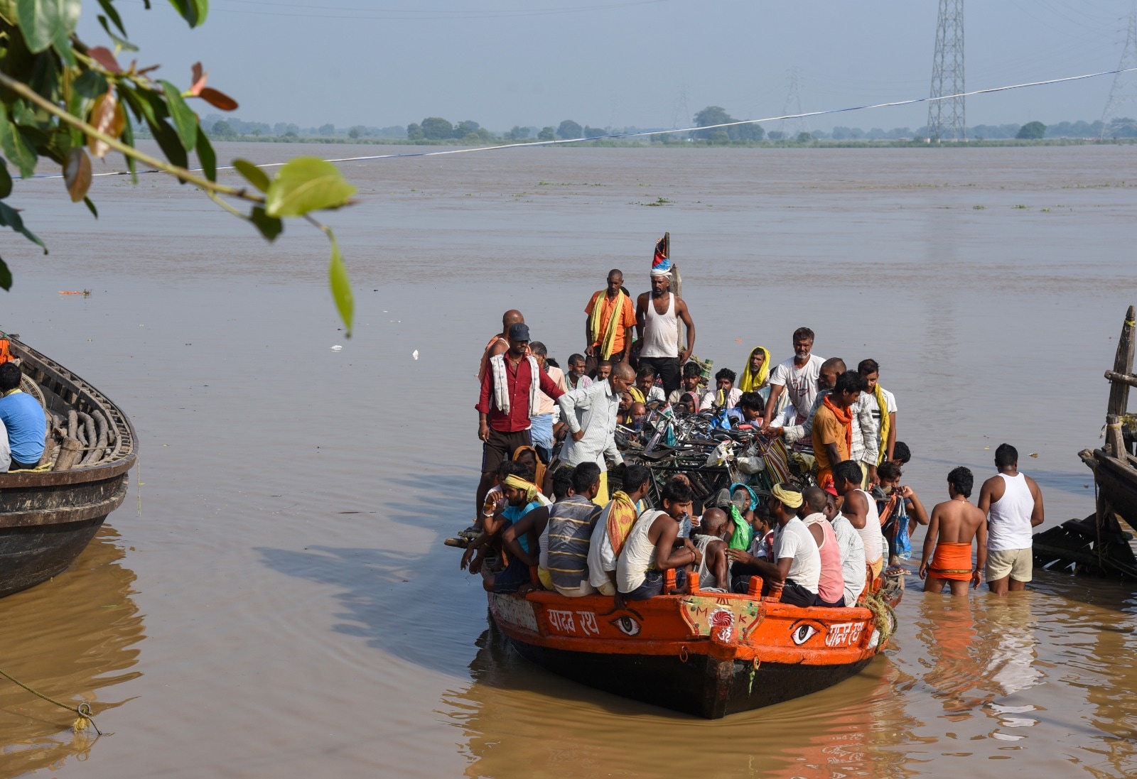 24 अगस्त को पटना में गंगा नदी का जलस्तर बढ़ने पर बाढ़ नाव की सवारी.