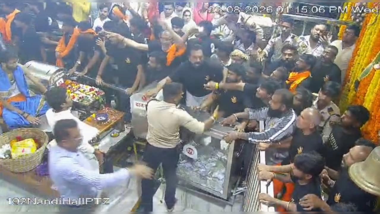 महाकाल मंदिर के गर्भगृह में घुसने की कोशिश, भीड़ का वीडियो वायरल, सुरक्षाकर्मियों से हुई मारपीट