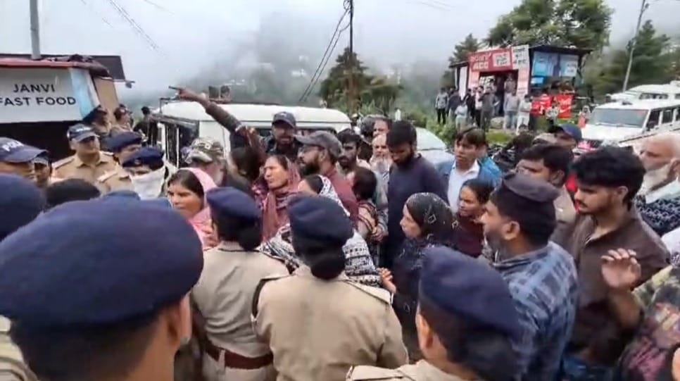 स्थानीय लोगों ने प्रशासन की कार्रवाई का विरोध किया.