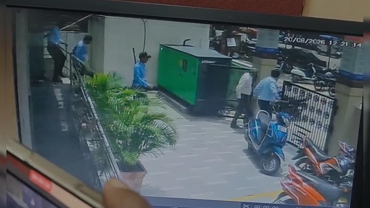 Bank staff came out to intervene Bank staff came out to intervene