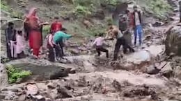 VIDEO: जम्&zwj;मू-कश्&zwj;मीर में आसमान से बरसी आफत, पहलगाम में फटा बादल, फ्लैश फ्लड में फंसे स्&zwj;कूली बच्&zwj;चों का रेस्&zwj;क्&zwj;यू