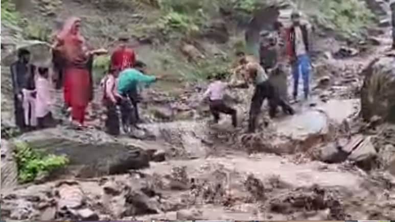 VIDEO: जम्&zwj;मू-कश्&zwj;मीर में आसमान से बरसी आफत, पहलगाम में फटा बादल, फ्लैश फ्लड में फंसे स्&zwj;कूली बच्&zwj;चों का रेस्&zwj;क्&zwj;यू