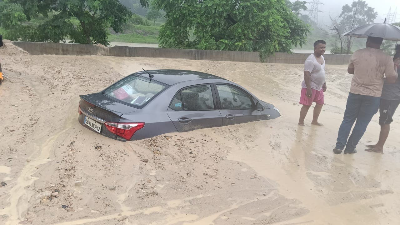 छत्तीसगढ़ के कोरबा में भारी बारिश के बीच लैंडस्लाइड! सड़क पर आया मलबा, यात्री बस और कार फंसीं