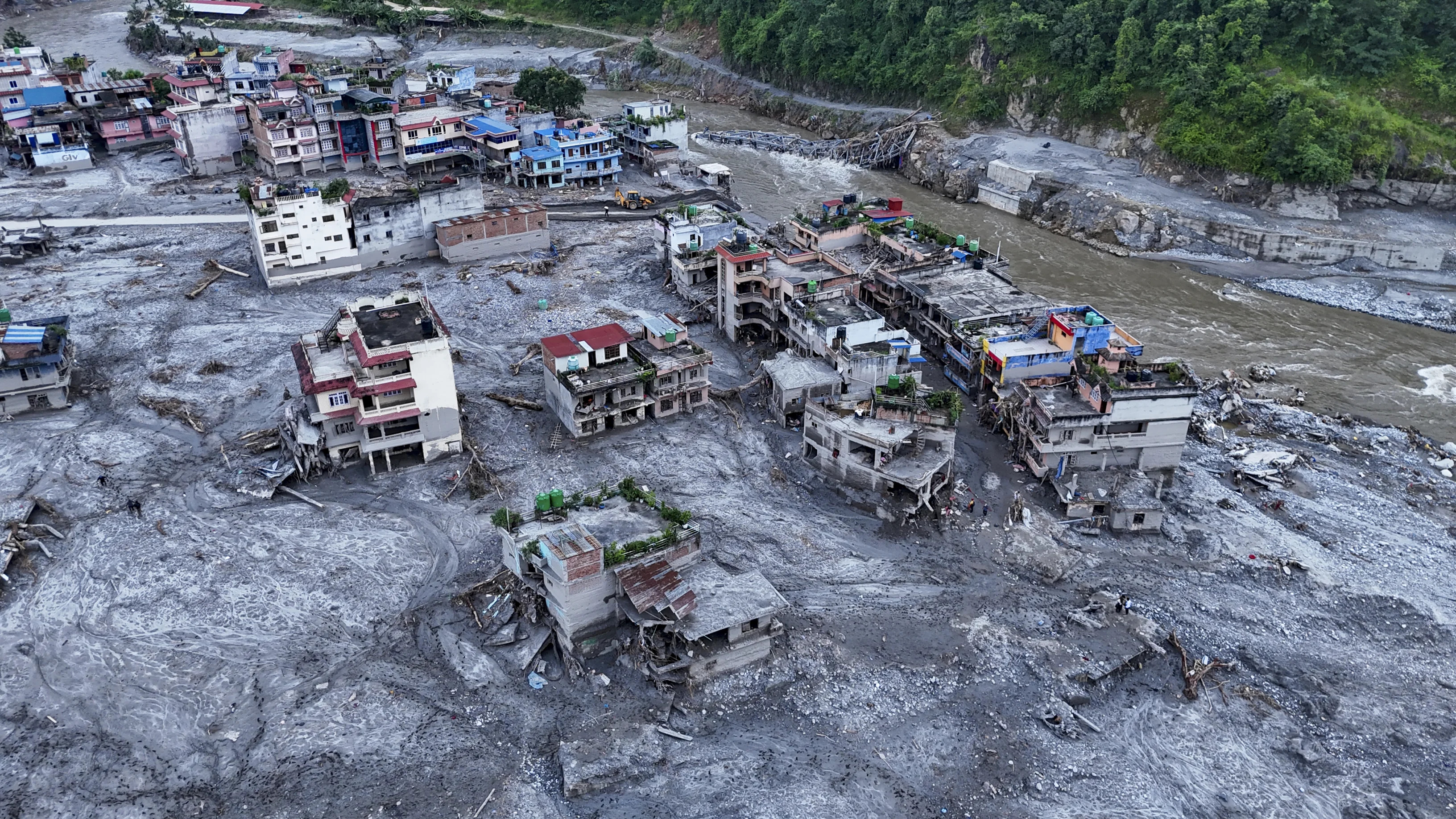 पहाड़ों पर ऐसा क्या हुआ कि नेपाल में मच गई तबाही?