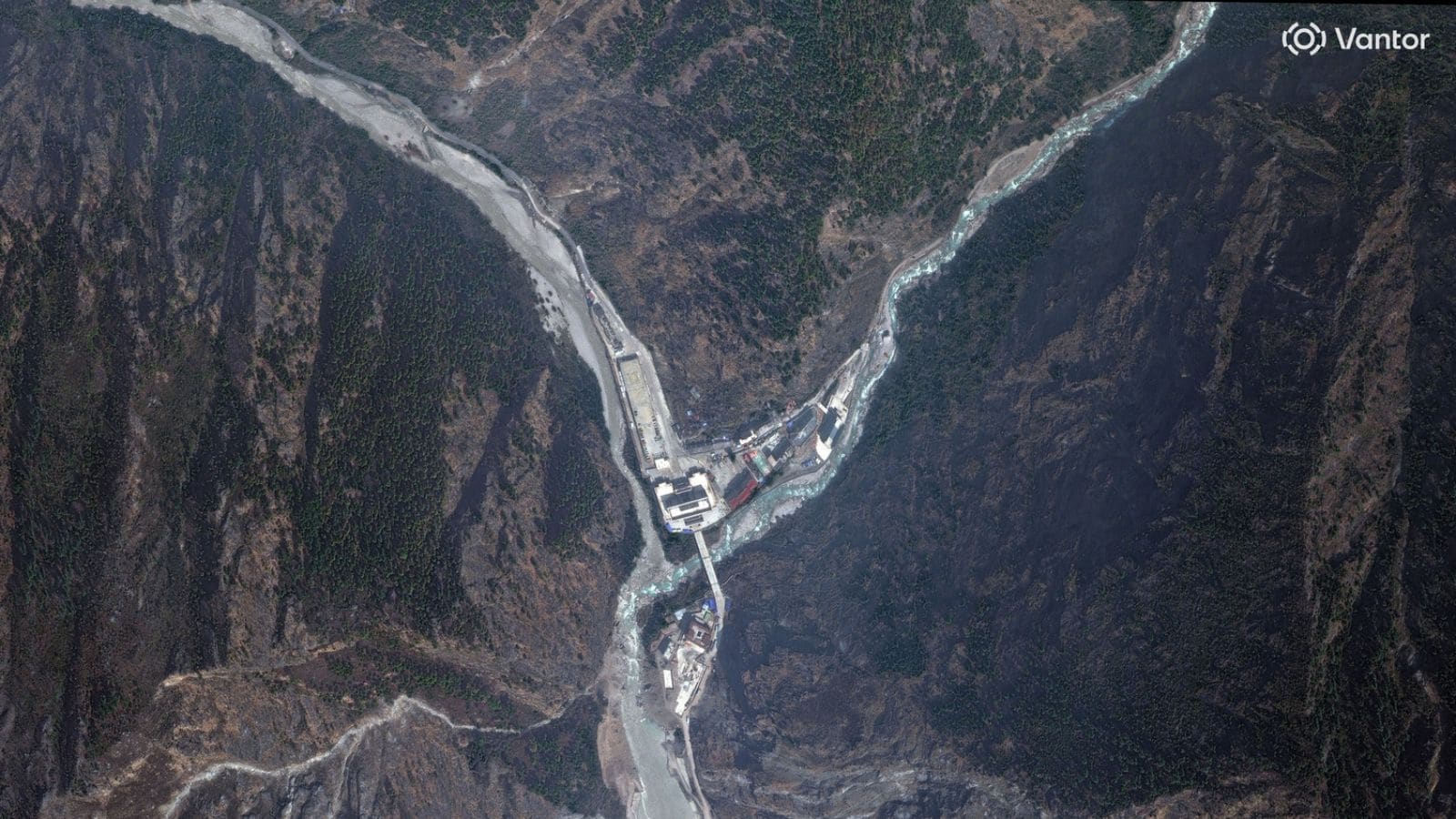  चीन-नेपाल सीमा और ग्यिरोंग पोर्ट/रसुवागढ़ी सीमा चौकी पर बाढ़ से पहले की तस्वीर.