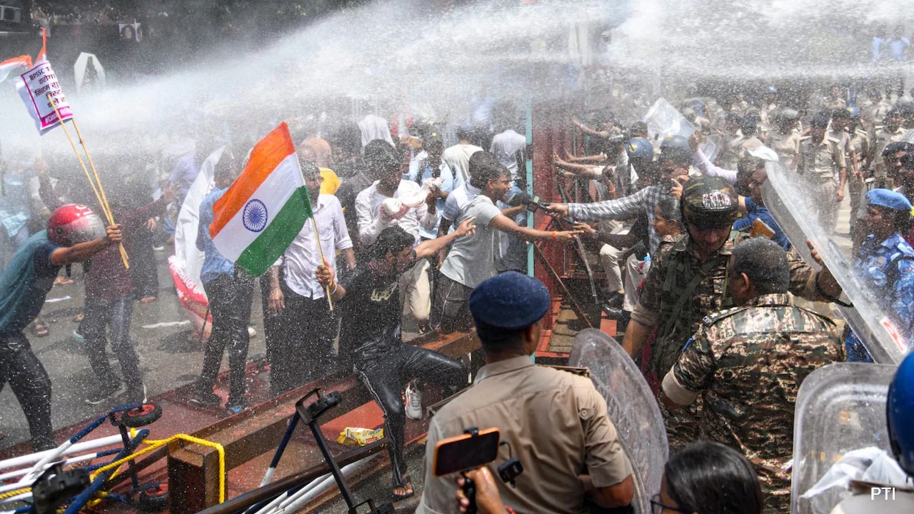 Bihar Students Break Barricades, Stones Thrown, Cops Use Water Cannons