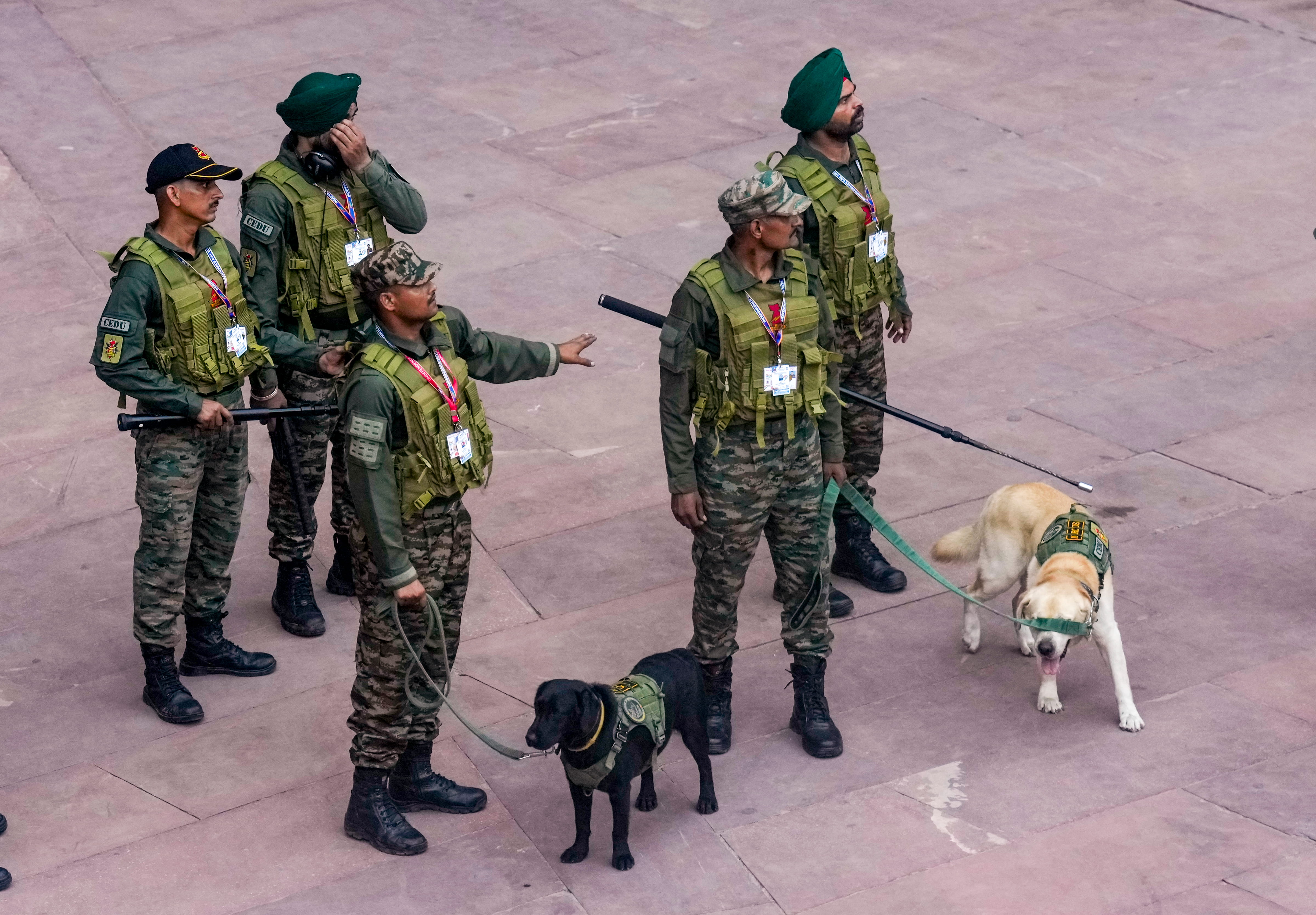 डॉग स्क्वायड के साथ लाल किला परिसर में सुरक्षा के जवान. डॉग स्क्वायड के साथ लाल किला परिसर में सुरक्षा के जवान.
