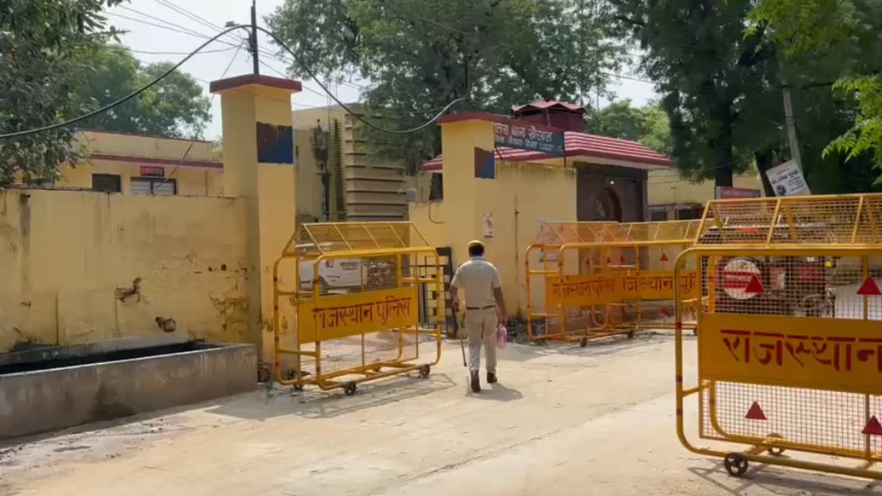 विरोध के लिए कांग्रेस कार्यकर्ता थाने के बाहर पहुंचे. विरोध के लिए कांग्रेस कार्यकर्ता थाने के बाहर पहुंचे.