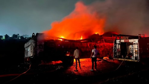 MP: देर रात बस में लगी भीषण आग, अफरा-तफरी के बीच खिड़कियां तोड़कर बाहर कूदे यात्री; बचाई जान