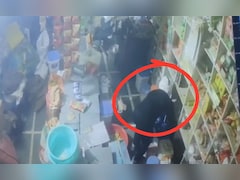 शक्कर चुराने के लिए दीवार तोड़कर दुकान में घुसा चोर! 8 किलो चीनी समेत 40,000 का सामान चुराकर फरार