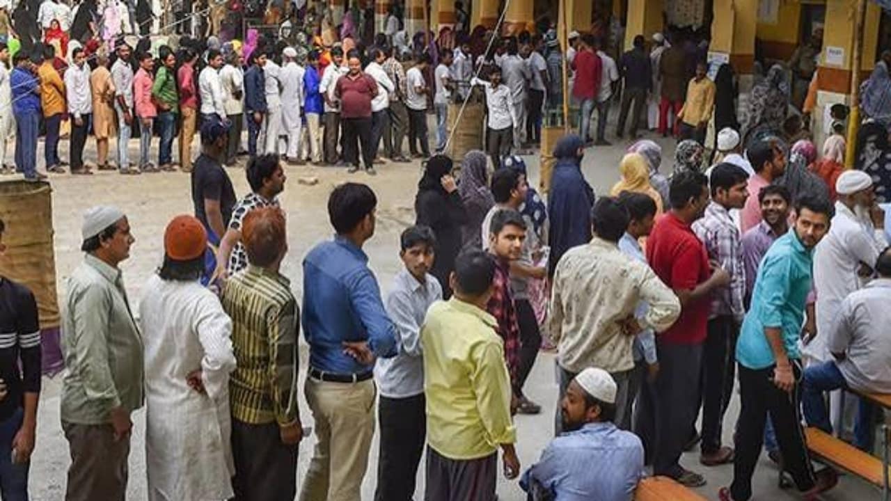 महाराष्ट्र में 2 करोड़ लोगों के नाम वोटर लिस्ट से हटे, पूरे राज्य में 21 फीसदी मतदाता घटे