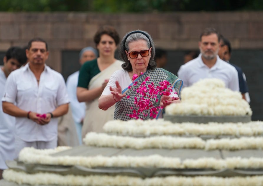 Sonia Gandhi offers floral tributes to her late husband Rajiv Gandhi Sonia Gandhi offers floral tributes to her late husband Rajiv Gandhi
