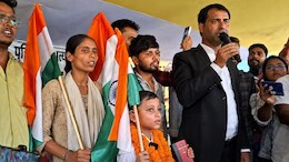 हाथ में संविधान और जुबान पर न्याय की मांग... फिर क्यों वायरल बिहार का 6 वर्षीय आदित्य?