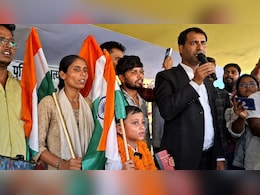 हाथ में संविधान और जुबान पर न्याय की मांग... फिर क्यों वायरल बिहार का 6 वर्षीय आदित्य?