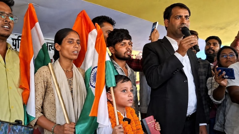 हाथ में संविधान और जुबान पर न्याय की मांग... फिर क्यों वायरल बिहार का 6 वर्षीय आदित्य?