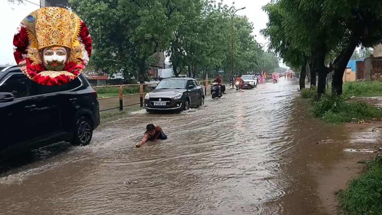 खाटूश्‍यामजी में अटूट आस्था, सड़क पर भरे पानी में दंडवती कर रहा श्‍याम भक्‍त 