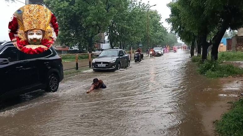 खाटूश्&zwj;यामजी में अटूट आस्था, सड़क पर भरे पानी में दंडवती कर रहा श्&zwj;याम भक्&zwj;त&nbsp;