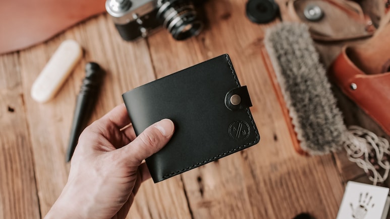 जेब पर नहीं पड़ेगा भारी, लेकिन लुक्स में देंगे प्रीमियम फील, ये Stylish Men Wallets आज ही कर लें ऑर्डर
