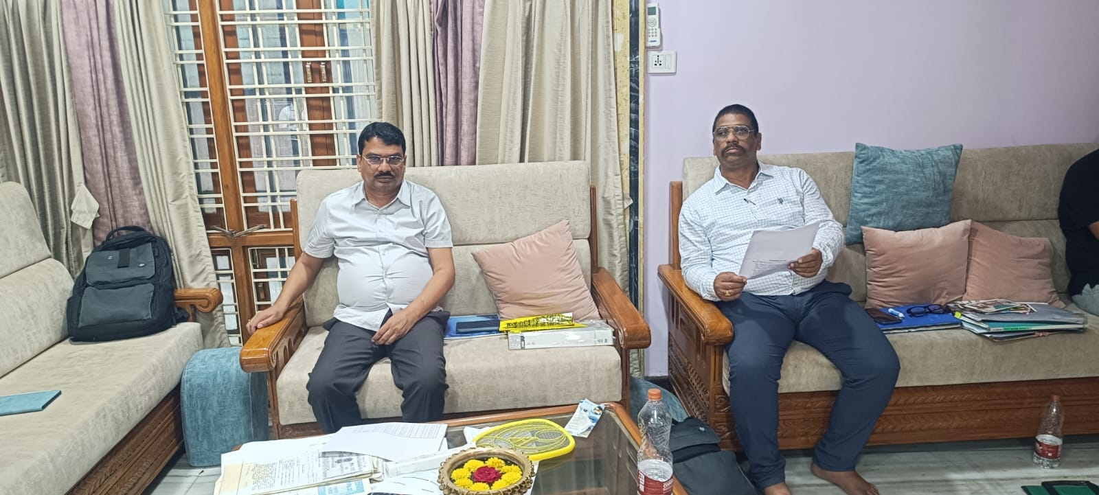 आरोपी तहसीलदार के यहां छापेमारी करती टीम. आरोपी तहसीलदार के यहां छापेमारी करती टीम.