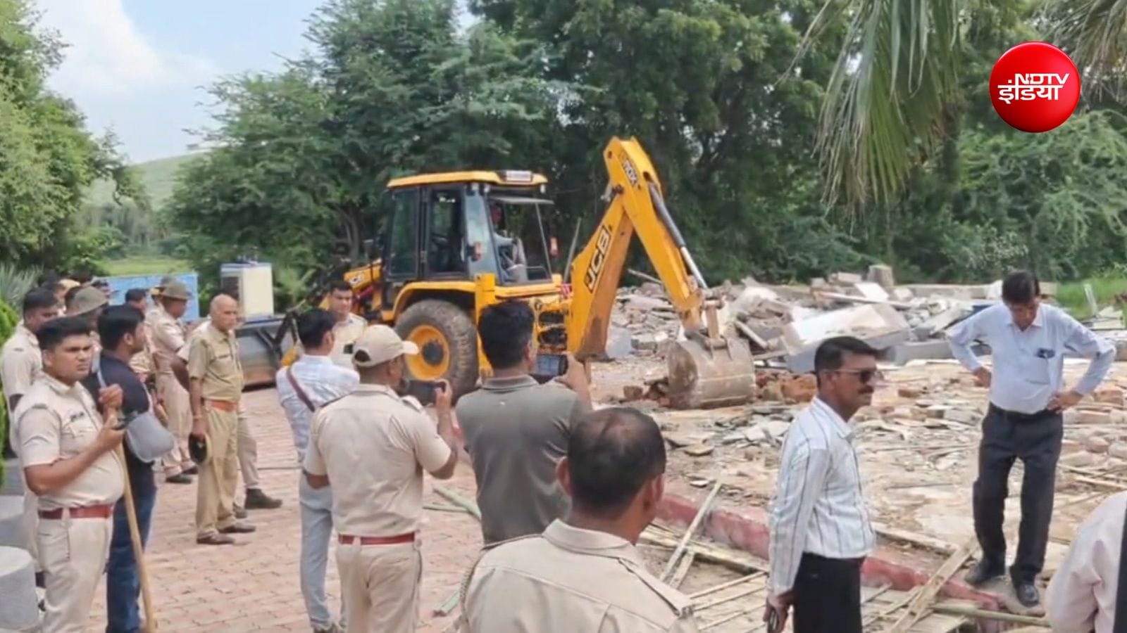 मौके पर मौजूद पुलिस और प्रशासन की टीम