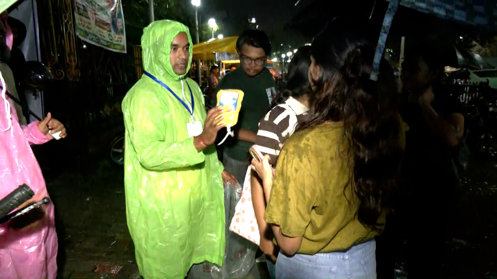 Ranchi Protest: Volunteers Distribute Raincoats, Umbrellas To Jharkhand Protesters