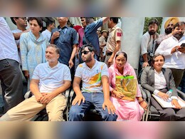 पैलेट गन पीड़ित की FIR के लिए संसद मार्ग थाने पर धरने पर बैठे राहुल गांधी, प्रियंका गांधी भी पहुंचीं
