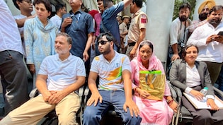 पैलेट गन पीड़ित की FIR के लिए संसद मार्ग थाने पर धरने पर बैठे राहुल गांधी, प्रियंका गांधी भी पहुंचीं