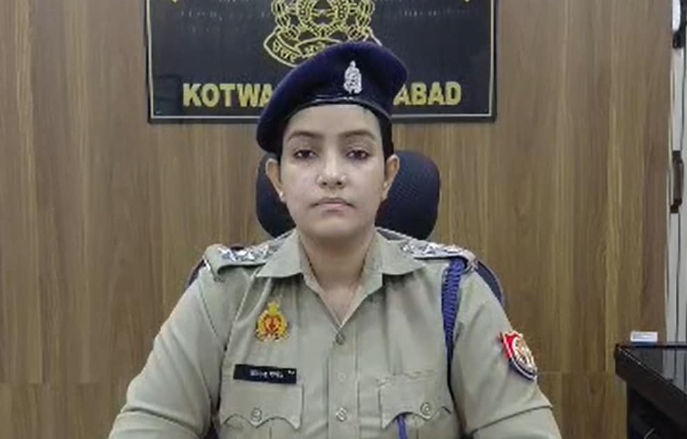 महिला पुलिस अधिकारी ने कार्रवाई की है.