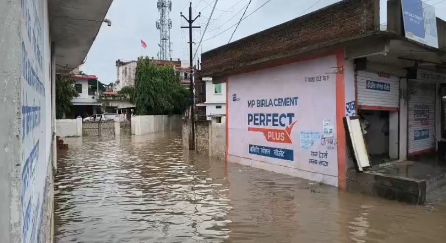 रीवा में घरों में घुस रहा पानी.