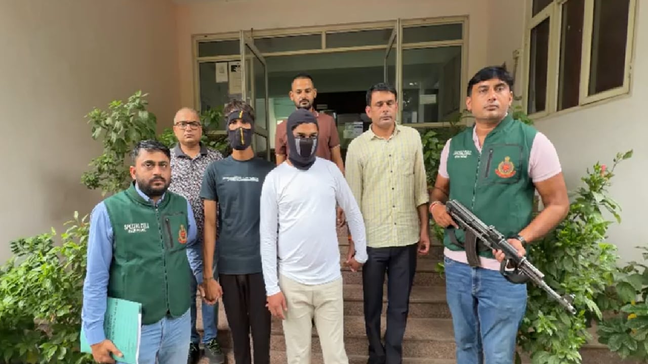 Delhi Police Special Cell: दिल्ली स्पेशल सेल ने टिल्लू-कौशल गैंग के 3 शूटर दबोचे Delhi Police Special Cell: दिल्ली स्पेशल सेल ने टिल्लू-कौशल गैंग के 3 शूटर दबोचे