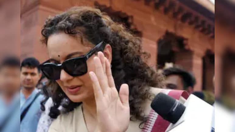 बॉलीवुड की वो एक्ट्रेसेस, जिनका कंट्रोवर्सी से है पुराना रिश्ता, एक ने तो खाई जेल की हवा